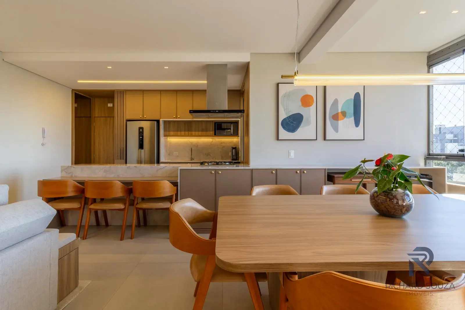 Sala de jantar e cozinha com vista para a cidade