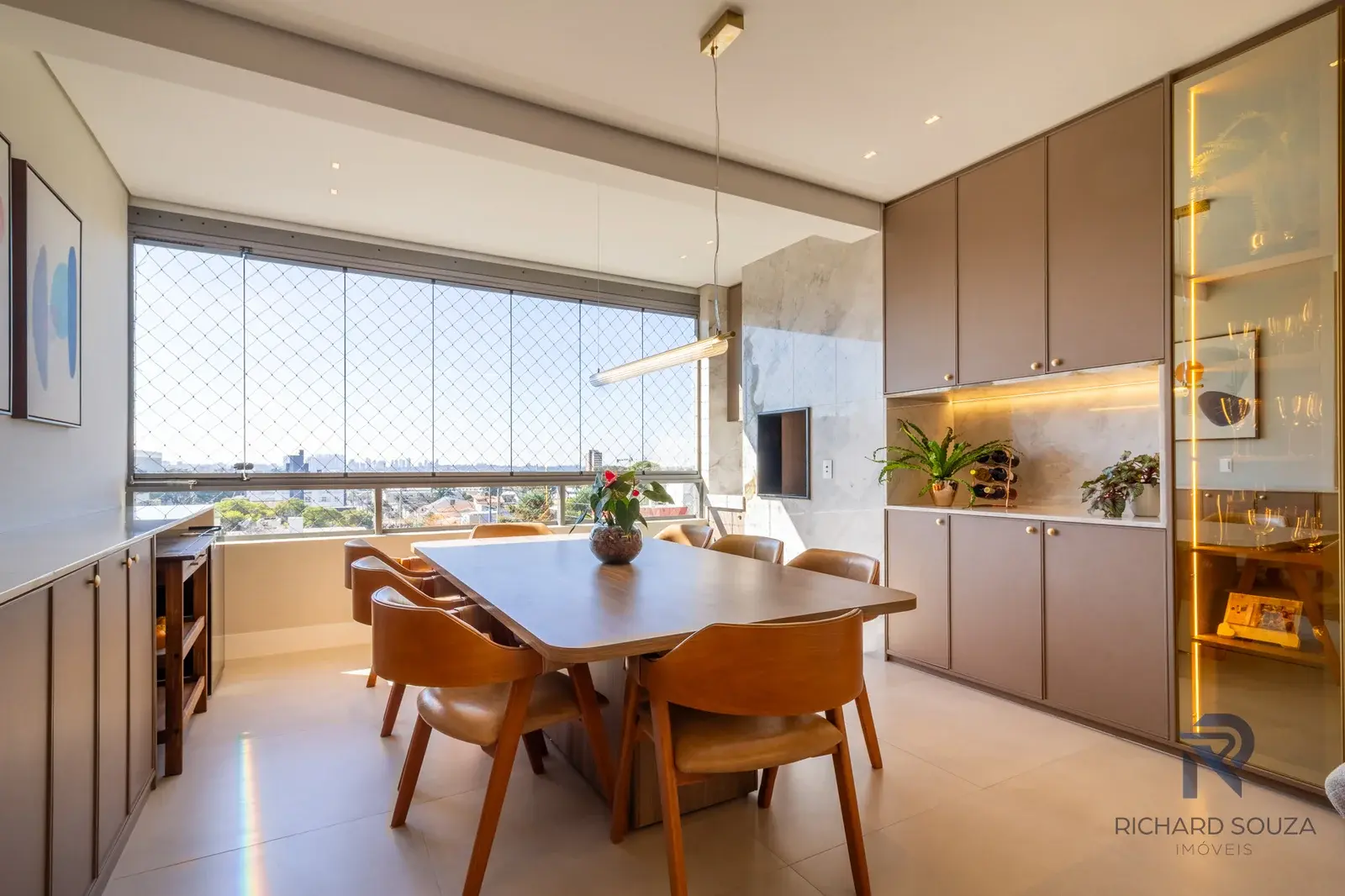 Sala de jantar com vista panorâmica de Curitiba